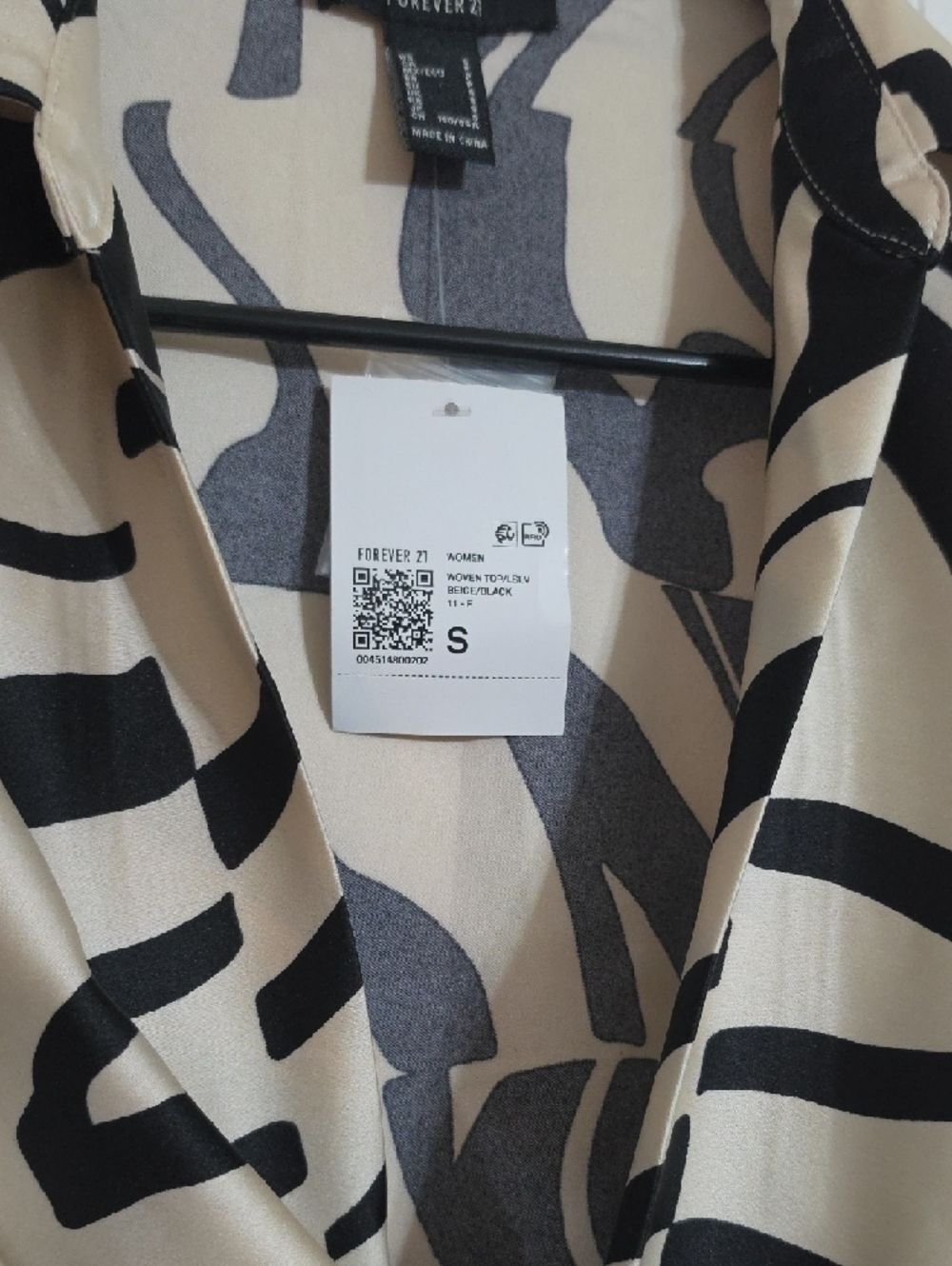 NWT Forever 21 Black and Cream Abstract Wrap Crop Top - Picture 2 of 6